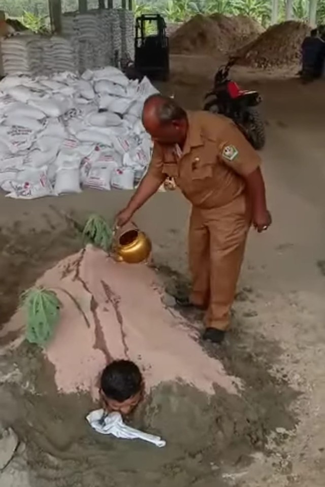 Video di media sosial menampilkan Bupati Pidie, Roni Ahmad alias Abusyik melakukan pengobatan alternatif. Abusyik terlihat menimbun pasien dengan tanah. Foto: Facebook Syakya Meirizal