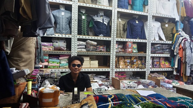 Pedagang grosir pakaian di Pasar Tanah Abang Jakarta. Foto: Akbar Maulana/kumparan