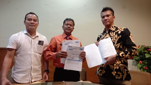 Komite Pemilihan Ketua Askot PSSI Solo menunjukkan berkas verifikasi calon ketua di Balai Muhammadiyah, Solo, Kamis (31/03/2022). FOTO: Agung Santoso  