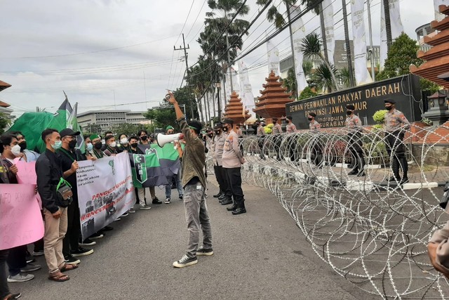 HMI Surabaya demo di depan Gedung DPRD Jawa Timur. Foto: Dok. Gabriel Jhon