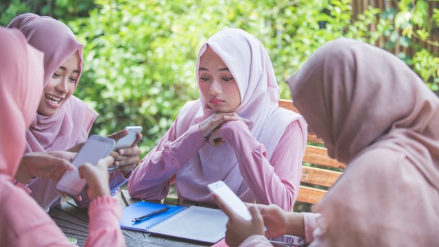 Ilustrasi perempuan merasa panik dan takut saat berada di tengah banyak orang. Foto: Odua Images/Shutterstock