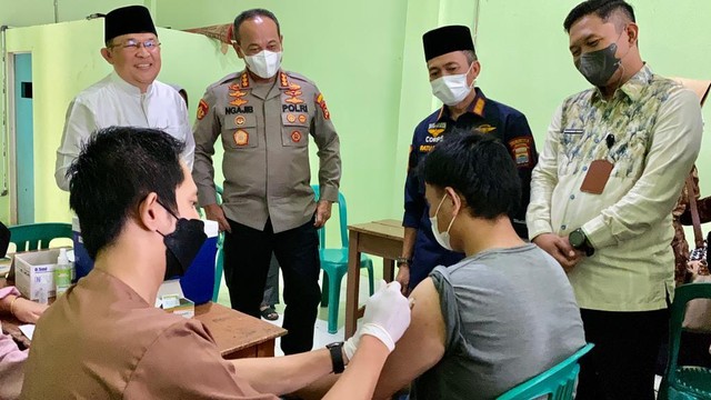 Sekda Palembang dan Kapolresta Palembang meninjau pelaksanaan vaksinasi booster. Foto: Istimewa