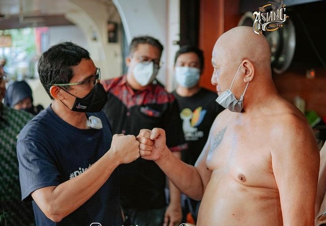 Momen Sandiaga Uno Berfoto Bersama Legenda Kopi Pontianak yang Bertelanjang Dada (341141)