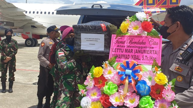 Pemberangkatan 2 jenazah personel Marinir korban penembakan KKB Nduga. (Foto: Pendam Cenderawasih)  