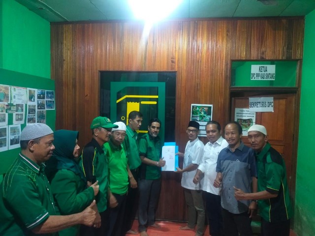 Penyerahan rekomendasi nama calon Wakil Bupati Sintang oleh Ketua DPC PPP Gulam Raziq pada Ketua Harian Koalisi Syahroni. (Foto: Yusrizal/Hi! Pontianak)