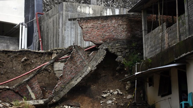 Tanggul penahan tanah dan pagar pembatas Hotel Haji milik Kemenag Sulut yang ambruk dan berimbas ke bangunan Panti Asuhan. (foto: febry kodongan/manadobacirita)