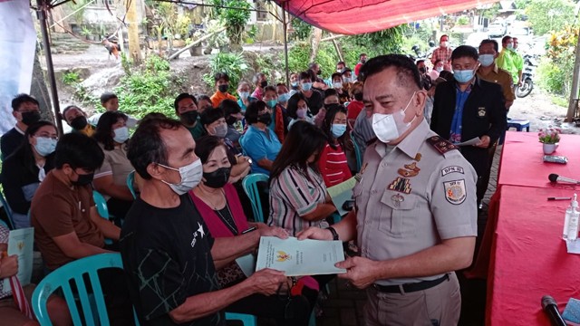 Kepala Kantor Pertanahan (BPN) Kabupaten Minahasa Selatan (Minsel), Deany Keintjem, menyerahkan 154 sertifikat tanah kepada warga di Desa Wiau Lapi, Kecamatan Tareran