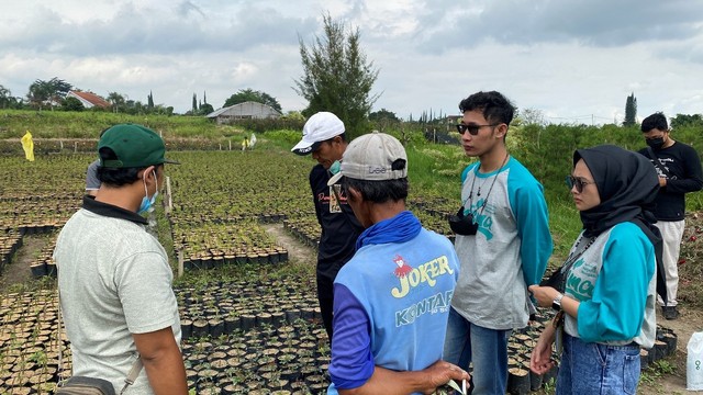 Mahasiswa KSM-Tematik UNISMA Bersama PT. Nature Farm Indonesia Menjelaskan Pengaplikasian Pupuk Pada Tanaman Bunga Mawar Kepada Petani Desa Sidomulyo, Kec. Batu, Kota. Batu, Jawa Timur (Dokumen Pribadi)