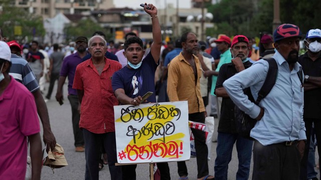 Pendukung partai politik oposisi Sri Lanka National People's Power berpartisipasi dalam demonstrasi anti-pemerintah di Kolombo, Sri Lanka, Selasa (19/4/2022). Foto: Eranga Jayawardena/AP Photo