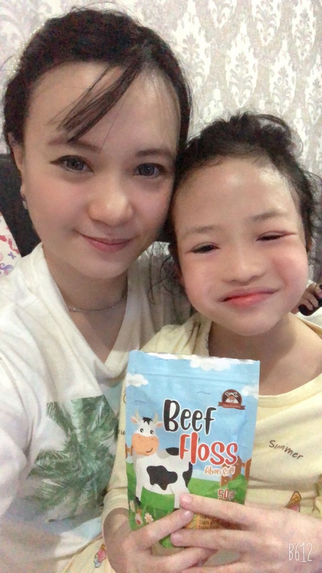 Teman kumparanMOM, Anita Kurniawan, dan anaknya ketika mencoba produk Bonco Beef Floss. Foto: Dok. Pribadi