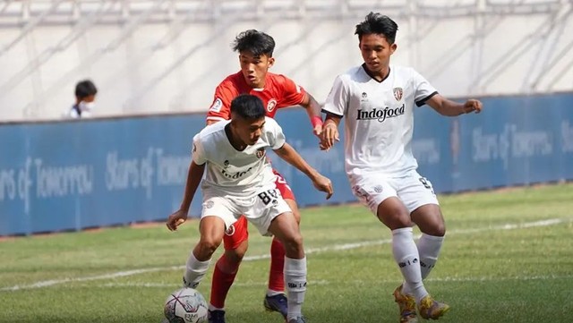 Indonesia All Stars U-20 vs Bali United U-18 pada pertandingan International Youth Championship (IYC) 2021 di Jakarta International Stadium, Jakarta, Selasa (19/4/2022). Foto: Instagram/@baliunitedyouth