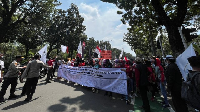 Aksi unjuk rasa masyarakat Rusunawa Marunda di depan Balai Kota DKI Jakarta, Senin (14/3) Foto: Haya Syahira/kumparan