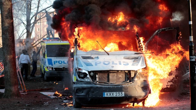 Demonstran membakar bus polisi saat menentang politisi anti-Muslim Denmark Rasmus Paludan dan partai Stram Kurs-nya, di taman Sveaparken di Orebro, Swedia, Jumat (15/4/2022). Foto: Kicki Nilsson/ TT News Agency/via Reuters