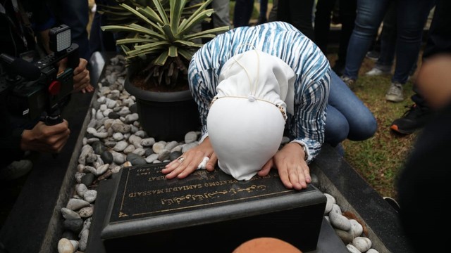 Angelina Sondakh saat kunjungi makam suaminya, Adjie Massaid, di TPU Jeruk Purut, Jakarta Selatan, Kamis (3/3). Foto: Aditia Noviansyah/kumparan