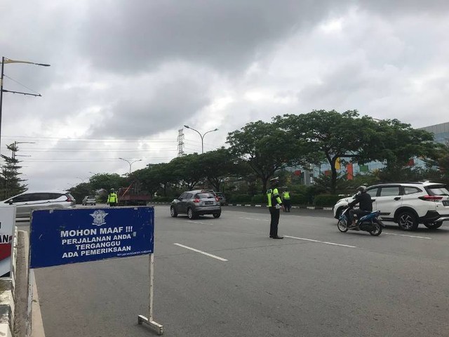 Petugas Satlantas Polresta Barelang mengarahkan kendaraan dalam razia di kawasan Sei Panas, Batam. (Foto: Yude/batamnews)