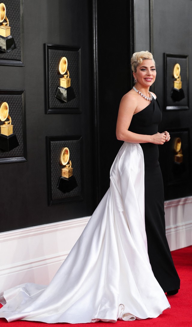 Lady Gaga berpose di karpet merah Grammy Awards Tahunan ke-64 di MGM Grand Garden Arena di Las Vegas, Nevada, AS, 3 April 2022. Foto: REUTERS/Maria Alejandra Cardona