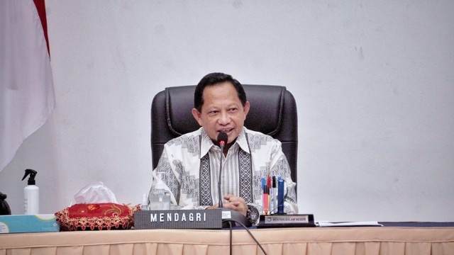 Menteri Dalam Negeri Tito Karnavian saat konferensi pers dan pemberian arahan mengenai hasil Sero Survei Nasional dan Percepatan Vaksinasi bagi Lansia kepada Gubernur seluruh Indonesia di Gedung C Kemendagri, Jakarta, Jumat (18/3/2022). Foto: Jamal Ramadhan/kumparan