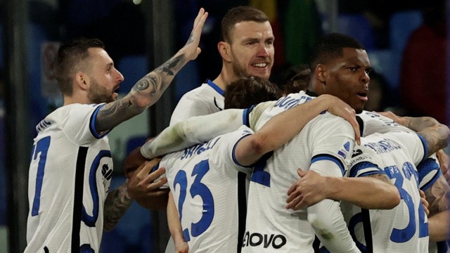 Selebrasi pemain Inter Milan Edin Dzeko usai mencetak gol ke gawang Napoli pada pertandingan lanjutan Liga Italia di Stadio Diego Armando Maradona, Naples, Italia.
Foto: Ciro De Luca/REUTERS