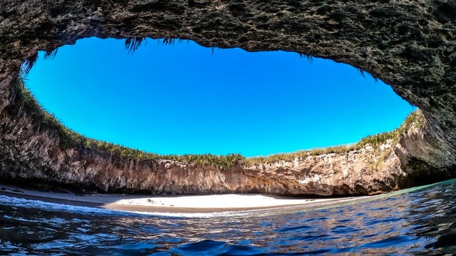 Pantai dalam gua yang ada di Meksiko. Foto: tmy_foto/Shutterstock