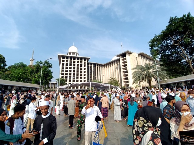 Suasana setelah selesai solat Idul Fitri di Masjid Istiqlal, Senin (2/5). Foto: Andika Ramadhan/kumparan