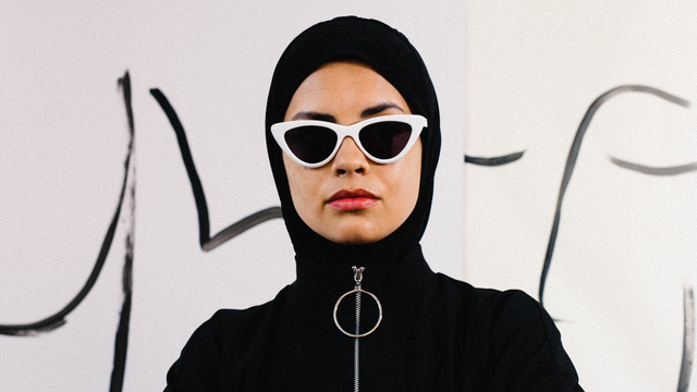 Fashion adalah salah satu sektor potensial yang dimiliki Indonesia dalam bersaing di industri halal global. Photo by RF._.studio: https://www.pexels.com/photo/woman-wearing-sunglasses-3819538/