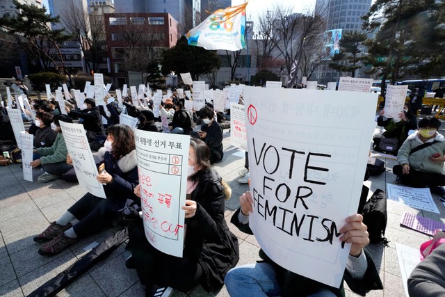 Orang-orang menggelar unjuk rasa mendukung feminisme di Seoul, Korea Selatan, 12 Februari 2022. Foto: Ahn Young-joon/AP Photo