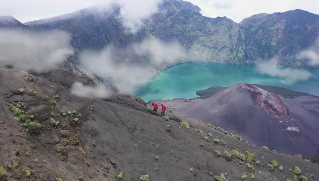 Dua pendaki sedang menyusuri punggungan menuju puncak Rinjani. Foto: Tangkapan layar trailer film pendek Rindu Rinjani.