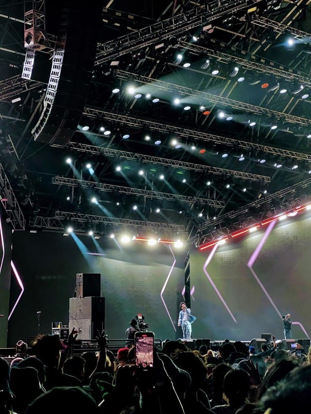 Aksi Rich Brian Gebrak Panggung Coachella 2022 (40986)