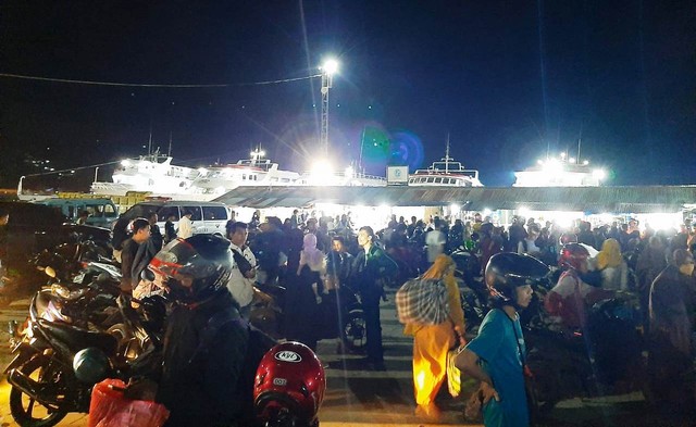 Suasana penyebrangan kapal malam tujuan Kendari - Raha, dipenuhi pemudik yang hendak pulang kampung. Foto: Al-Pagala/kendarinesia.