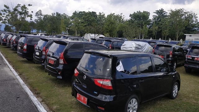 DERETAN mobil dinas dikandangkan oleh Pemerintah Provinsi (Pemprov) Riau di halaman belakang kediaman Gubernur Riau. 