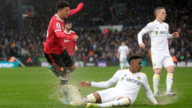 Pemain Manchester United Jadon Sancho duel dengan pemain Leeds United Junior Firpo di Elland Road, Leeds, Inggris. Foto: Lee Smith/Reuters