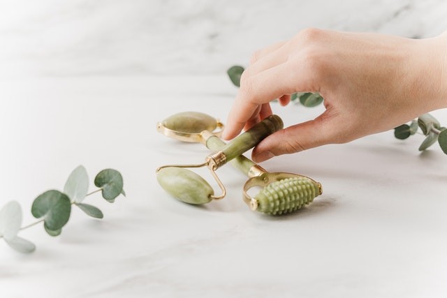 Cara Pakai Face Roller pada Wajah. Foto: pexels