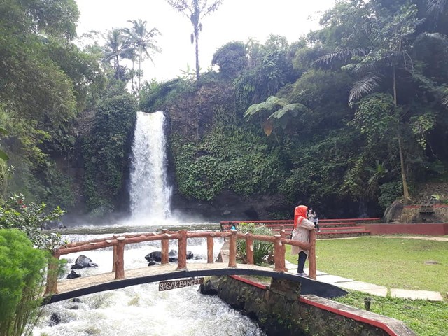 Destinasi wisata alam berupa air terjun di Kabupaten Kuningan, Jawa Barat, dapat menjadi pilihan keluarga untuk mengisi liburan saat lebaran. (Istimewa)
