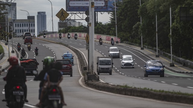 Kendaraan melintas di Jalan Tomang Raya, Jakarta, Jumat (29/4/2022). Foto: ANTARA FOTO/Aprillio Akbar