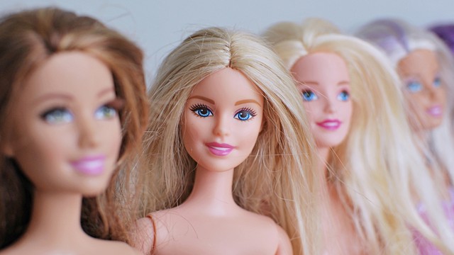 10 Cara Memperbaiki Rambut Boneka Barbie yang Kusut. Foto: Indre Pau/Shutterstock