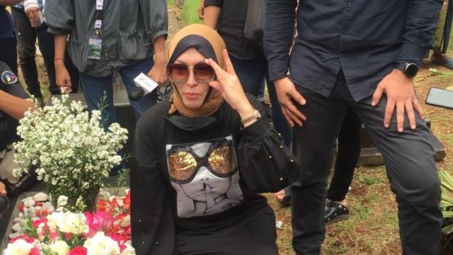 Angelina Sondakh di TPU Jeruk Purut, Jakarta Selatan, Rabu (29/3). Foto: Giovanni/kumparan