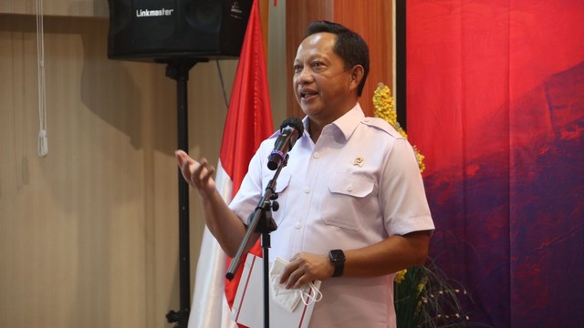 Mendagri Tito Karanvian usai melaporkan SPT tahunan di Kantor Pelayanan Pajak (KPP) Pratama Mampang Prapatan, Jakarta Selatan, Rabu (9/3/2022). Foto: Kemendagri RI