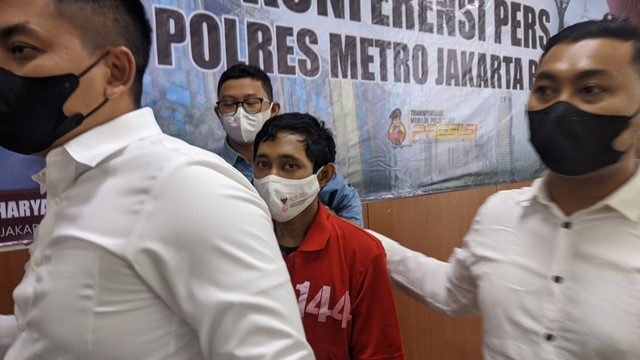 Petugas membawa tersangka pengungkapan kasus kebakaran ratusan kios di IRTI Monas, Jakarta Pusat, Senin (4/4). Foto: Jonathan Devin/kumparan