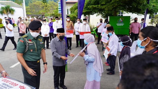 Wapres Ma'ruf Amin saat menyerahkan bantuan kepada warga di Takengon, Aceh Tengah, Rabu (13/4). Foto: Dok. Pendam IM