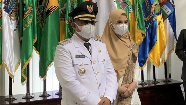 Wali Kota Bandung definitif Yana Mulyana, foto bersama usai dilantik, Senin (18/4) di Gedung Sate  Foto: Dok. Ulfah Salsabilah