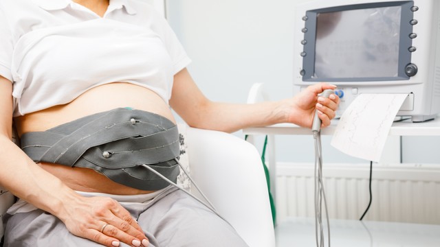 Ilustrasi ibu hamil melakukan pemeriksaan CTG atau Cardiotocography. Foto: Dmitry Naumov/Shutterstock