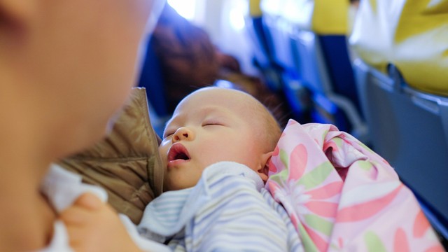Ilustrasi bayi ikut mudik orang tua dengan pesawat. Foto: Yaoinlove/Shutterstock.