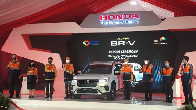 PT Honda Prospect Motor melepas sejumlah unit ekspor All New BR-V ke sejumlah negara di Pelabuhan Tanjung Priok, Rabu (16/3/2022). Foto: Sena Pratama/kumparan
