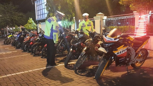 Polisi Sita 18 Sepeda Motor Knalpot Bising di Kota Banda Aceh dalam Semalam  (13356)