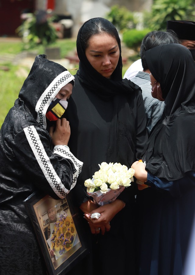 Artis Kalina Octaranny beserta keluarga saat menghadiri pemakaman ibunya di TPU Taman Abadi, Ciputat, Tangerang Selatan, Senin, (28/3). Foto: Ronny