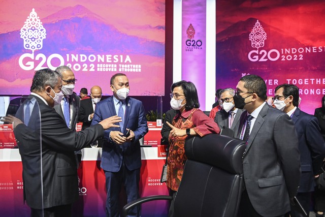 Menteri Keuangan Sri Mulyani Indrawati (keempat kanan) berbincang dengan Gubernur Bank Indonesia Perry Warjiyo (kiri) saat hari kedua Pertemuan Tingkat Menteri Keuangan dan Gubernur Bank Sentral G20 di JCC, Jumat (18/2/2022). Foto: M Risyal Hidayat/ANTARA FOTO