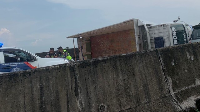 Truk terguling akibat kecelakaan dengan Bus Patas di Tol Semarang-Solo KM 486,Kabupaten Boyolali sekitar pukul 14.41  Foto: Farusma/kumparan