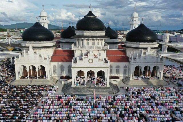Foto: Padat Jemaah Salat Id di Masjid Raya Baiturrahman Aceh (69188)