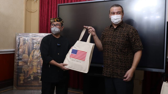 Bupati Cirebon Imron, saat menerima Delegasi Kedutaan AS untuk Indonesia di Pendopo Rumah Dinas.(Foto : Diskominfo Kabupaten Cirebon)