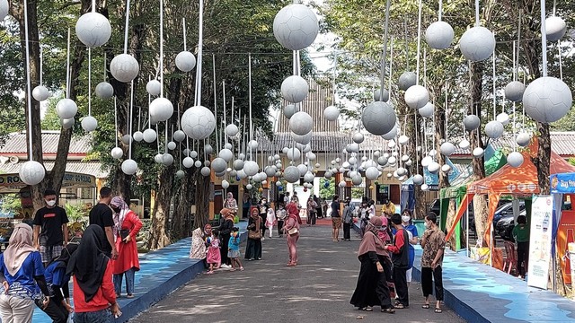 Pengunjung memadati TSTJ Solo, Rabu (04/05/2022). FOTO: Fernando Fitusia/Bengawan News
